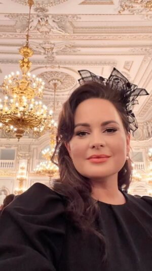 Jitka Čvančarová Instagram - ... Byl to vcera nadherny, dustojny, svatecni vecer! 
Je tolik povznasejici, citit uprimnou hrdost. 
Nestihla jsem osobne pogratulovat vsem ocenenym, cinim tedy tak nyni, a ze srdce vsem gratuluji. 
Je to cira radost, divat se na vsechny ocenovane osobnosti a byt hrdy, protoze bezpochyb vite, ze si to vsichni zaslouzi. 
Byla to vcera krasna setkani, krasna!!!
Dekuji @prezident_pavel za pozvani, bylo mi cti. 
🤍♥️💙
🫀🇨🇿 #denvznikusamostatnehoceskoslovenskehostatu 
.....
.....
dekuji Ti @pavelkortan za dokonalou pripravu pro tento vzacny vecer. 🙏🏻❤️
.....
@pavelkortan ♥️
@tiqe_by_petra_balvinova 🖤
@heavenlyshoesboutique 🤎
@tonak.klobouky 🖤