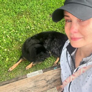 Jitka Schneiderová Instagram - S Honzíkem na lavičce. Zase brzy přiběhnu. 🤍 @margitavisage ti vybrala krásný místo, viď? Margitko, děkujeme. 🫀