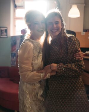 Jitka Schneiderová Instagram - Dneska spolu, má milovaná Elaine… Ty víš.♥️ Absolvent 🌟 Ať ti láska a vášeň  k divadlu vydrží v jakékoliv podobě. Klobouček, Sofi 🎭  #divadlo The Graduate #Elaine Sofie Anna #Absolvent #Mrs.Robinson #divadlonafidlovacce