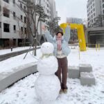 Jo Woo-ri Instagram - 눈 뜨자마자 나가서 뚝딱뚝딱 🐥🦖🐻‍❄️⛄️❄️