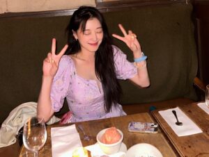 Jo Woo-ri Instagram - 쁘잇 ~✌️