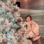 Jo Woo-ri Instagram - 트리는 뒤에서 찍어야 잘 나온대여 🎄⭐️🌙