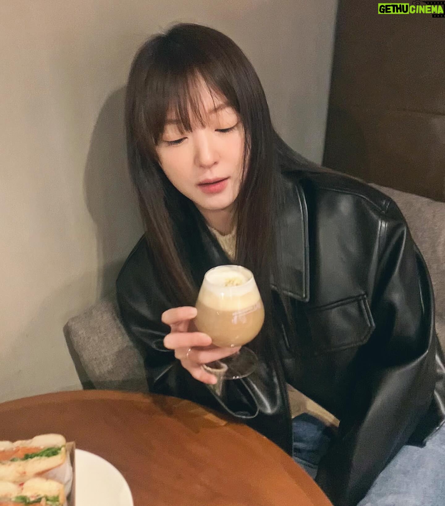Jo Woo-ri - 20.8K Likes - 제 새해 목표는 볼살빼기입니다 😄😅😁