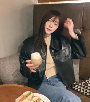 Jo Woo-ri Instagram - 제 새해 목표는 볼살빼기입니다 😄😅😁