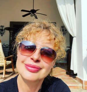 Joana Benedek Instagram - “Ponerle una sonrisa a la vida, no significa siempre estar de buenas o no tener problemas y retos por resolver. 
Es elegir, en consciencia, a qué nivel de frecuencia vibratoria, me quiero conectar. Y al subir mi frecuencia, estaré en un estado en el que las soluciones simplemente suceden! 

Me van a preguntar: “Pero cómo se logra eso?” 
Les contestaré: “Decidiendo qué tipo de experiencia quiero crear. 
Si no quiero sufrir por lo que observo, decido y punto. 
Porque el dolor es algo físico, en cambio el sufrimiento es emocional y espiritual. 
ACEPTO que algo me duele, lo observo, NO lo niego, no trato de verlo diferente a lo que es. Sí, me duele. Eso es algo natural. 
Pero NO me identifico con ese estado! 
Decido RECREAR!
Sé que TODO lo que veo afuera tiene que ver sólo CONMIGO. 
Con NADIE más! 
NO culpo al Otro de lo que estoy viviendo. Asumo MI responsabilidad, que es MI habilidad de responder y solucionar! Y si es algo que no me compete a mi, no depende de mi la solución, simplemente lo deshecho. 
Le resto cualquier atención emotiva! 

En mi caso, les puedo compartir, que si algo me trata de molestar, me desapego completamente, lo observo desde la barrera y lo analizo si tiene que ver conmigo o no. 
Si tiene que ver con algo, que yo he pensado y creado o es algo que viene desde afuera, que ocurre en el Otro, no en mi! 
Y si OCURRE en el OTRO, no es mi tema. Es SU tema, que tiene que trabajar. 
Y si es conmigo, me enfoco y me pregunto: por qué he creado esto? 
Y decido RECREARLO, con un nuevo enfoque, sabiendo que lo que se manifiesta sólo OCURRE. 
No ME ocurre. Ocurre y punto. 
Lo acepto, no batallo contra el. Pongo manos a la obra y lo modifico, si es parte de mi y si no… lo suelto y le agradezco la experiencia, que me está ofreciendo, al aparecer en mi vida. 

LEY: NUNCA maldigo NADA ni a NADIE!

Siempre bendigo, desde el corazón puro y me enfoco a lo que realmente yo decido crear en mi vida!”

La decisión siempre nos pertenece. 
#Joana♥️
#RefexionesDeMiAlma2022🌟

#BendicionesParaNuestroBelloPlanetaAzul🌎