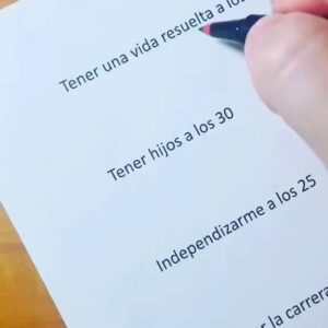 Joana Benedek Instagram - Los VERDADEROS VALORES y PRINCIPIOS HUMANOS son y serán siempre ATEMPORALES! 

Vivir en VERDAD es un valor moral. 

SER HONESTO CONTIGO MISMO Y CON EL OTRO, es un valor moral. 

SER AGRADECIDO, con Dios y con todo aquel que te ayudó, en algún momento, es un valor moral. 

SER EDUCADO con todos y respetar al Otro, sea quién sea, es un valor moral importantísimo. 

PONER LÍMITES a los que abusan de ti- sean quienes sean!- es un valor moral fundamental. 

SER BUENA PERSONA es valorarte a ti mismo en la justa medida y darte tu lugar primero; y es un valor moral central. 
Simplemente porque NO puedes dar al Otro, lo que no tienes para ti. 

SER AUTÉNTICO, ES RESPETAR lo que tu alma quiere experimentar y eso es tener valor moral. 

SER GENEROSO y COMPARTIDO CON EL OTRO, si de ti depende ayudar en algo, es tener valor moral. 

DECIR LA VERDAD, con todos los riesgos del rechazo, que eso implica, es tener valor moral. 

VIVIR en la LIBERTAD DE ELEGIR SER-TENER Y HACER, lo que tú quieras, es tener valor moral. 

CUIDAR TU SALUD física, mental y emocional es también CUIDAR AL OTRO y protegerlo de tus traumas, para no dañarlo con tus heridas infantiles, que todos tenemos;  es tener valor moral. 

PEDIR SÓLO AQUELLO QUE ESTÁS DISPUESTO PRIMERO A DÁRSELO AL OTRO, es tener valor moral! 

TRABAJAR EN TUS HERIDAS Y SANARLAS, es un valor moral. 

VIVIR SIN PREJUICIOS, OBSOLETOS, ARCAICOS Y NOCIVOS, es un valor moral. 

DECIDIR OCUPARTE DE TI, EN CRECER Y SER MEJOR SER HUMANO, es un valor moral, que implica mucho esfuerzo personal, constancia y atención, y te dará siempre los mejores resultados, para una vida sana, amorosa y equilibrada. 

NO MALDECIR AL OTRO, es un valor moral. 

SER EMPATICO y ESCUCHAR LAS NECESIDADES DEL OTRO, es un valor moral. 

HACER LO QUE PROMETES, es un valor moral. 

SER FIEL POR AMOR, es un valor moral. 

VALORAR AL OTRO POR LO QUE ES CONTIGO, es un valor moral.

Revisemos nuestros VALORES REALES y APARTEMONOS de mentiras, hipocresías, criterios arcaicos y obsoletos, que NUNCA han sido valores reales.
Han sido hipocresías impuestas por las sociedades, que han logrado hacernos VIVIR EN MENTIRAS y en MANIPULAR AL OTRO! 
#Joana♥️
