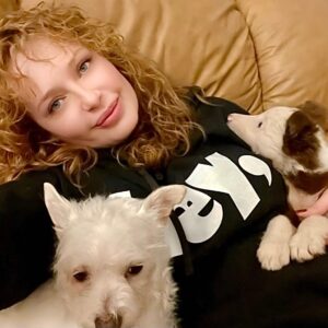 Joana Benedek Instagram - Mi niña-perrunita Lalita, hoy cumple 6 añitos y está un poco sacada de onda por el regreso de Zollino, ya que se siente un poco celosita… 
Dios me la cuide y proteja siempre de todo mal. La amo con todo mi corazón. 

Es un nuevo periodo de adaptación entre ellos…

Él es un vendaval y ella una princesita tranquilita, mimada y muy amada!

Les comparto nuestros momentos de celebración, en los cuales el quería mordisquearme el cuello y ella se quería apartar de él, para que no le mordiera también a ella su orejita… 
Todo nos muerde!🤣

Bendecida noche para todos!
#MiLalitaLaMimadita♥️🐾🙌