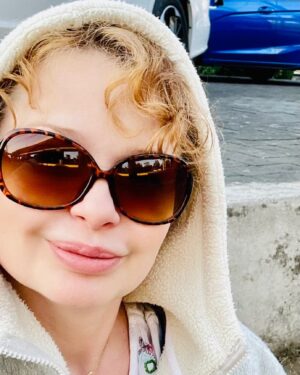 Joana Benedek Instagram - Cuando tenemos un reto tan grande, cómo lo es el actual -a nivel mundial- en donde muchos aspectos están siendo cuestionados e incluso movidos, lo primero que yo hago y se lo recomiendo también a todos ustedes, que a bien tienen de seguirme, es ESTAR EN CALMA! 

Meditar, respirar lentamente enfocada en el SÍ! 

En lo que SÍ SOY... 
En lo que SÍ PUEDO HACER...
En lo que SÍ TENGO...
En lo que SÍ APRENDO...
En lo que SÍ PUEDO TRANSFORMAR... 
En lo que SÍ PUEDO CONSTRUIR...
En lo que SÍ PUEDO CREAR...

Y sobre todo...
En lo que SÍ TENGO PORQUÉ AGRADECER! 

Y hay TANTO PORQUÉ AGRADECER!

Sólo ENFÓQUENSE! 

No se pierdan en detalles insignificantes e irrelevantes, ante la existencia- en su esencia y en su macro importancia! 

AGRADEZCO, agradezco, agradezco! 
RESPIRO, respiro, respiro! 
DESCANSO, descanso, descanso! 

ESPERO LO MEJOR Y SÉ QUE ASÍ SERÁ! 

Me enfoco en DIOS, EL CRISTO, en lo BUENO y en lo que me pertenece, por derecho de conciencia! 

Y... VIVO Y DEJO VIVIR! 

Se les quiere mucho, gracias por siempre estar y bendiciones en todo lo bueno, que deseen ser-hacer y tener! 
#Joana💜
#MiDespertarInterior🙌