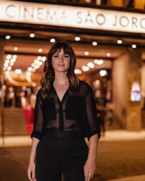 Joana Santos Instagram - Ainda a digerir esta ante estreia que foi tão especial. Ver o cinema São Jorge cheio de pessoas curiosas com o nosso VADIO. Estou feliz! ❤️ A partir de dia 4 de Maio estreia nas salas de cinema. Depois digam-me a vossa opinião 😉 

Styling: @lafayette____________________ 

Total look: @massimodutti 

Joias: @beatrizjardinha 

Sapatos: @aldo_shoes 

Makeup e cabelo: @tomperdigao 
 
Fotos: @afonsodbatista 

#cinemasaojorge #vadiofilme #ukbarfilmes #styledbylafayette #elitelisbon #premiere