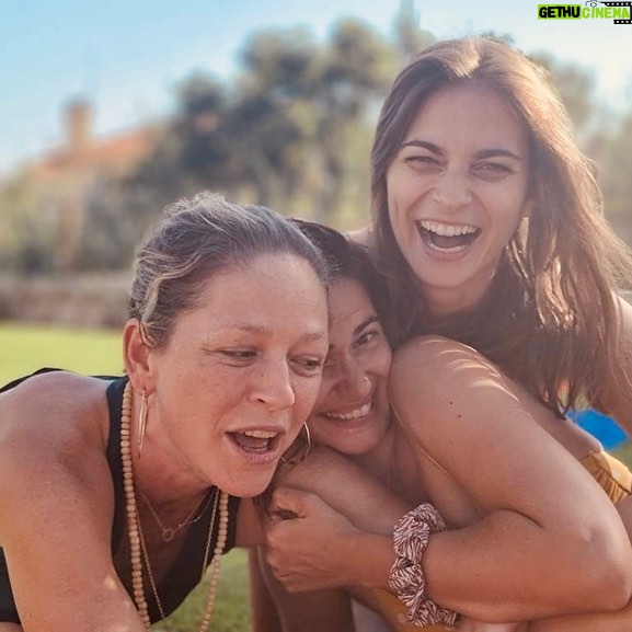 Joana Santos - 2.9K Likes - Uma não queria mostrar a barriga, a outra as virilhas é mais não sei o quê, uma só queria mostrar as pernas, deu nisto. 😂 Gosto tanto delas! ❤️❤️❤️ 📸 @jorgecorrula