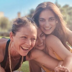 Joana Santos Instagram - Uma não queria mostrar a barriga, a outra as virilhas é mais não sei o quê, uma só queria mostrar as pernas, deu nisto. 😂 Gosto tanto delas! ❤️❤️❤️ 📸 @jorgecorrula