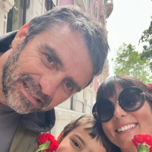 Joana Seixas Instagram - ••• O dia mais bonito do ano ♥️

Hoje emocionei-me tanto e foi tão bom! 

Dei abraços, queria ter dado mais, eram tantos os braços de cravo na mão que foi difícil vê-los a todos. 

A mais bela Revolução de sempre foi celebrada por muitos. 

O Povo sabe que quando tem que sair à rua sai à Rua. E hoje éramos muitos e todos vamos ser necessários para continuar a lutar pela Liberdade. 

Parabéns ao 25 de Abril! 
Parabéns à minha irmã @seixassara que nasceu do dia da Liberdade. 

25 de Abril Sempre! Fascismo nunca mais! 

#25deabrilsempre #50anos25deabril #Liberdade