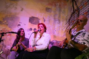 Joana Solnado Instagram - Partilhamos alguns dos muitos momentos luminosos do dia do lançamento do livro AQUÁRIO de Marlene Barreto na Casa da Escada Colorida no Rio de Janeiro, atividade integrada no projeto Teoria do Pessimismo. 

A Teoria do Pessimismo em parceria com a Casa da Escada Colorida abriu as portas com uma leitura dramatizada, da qual fizeram parte Joana Solnado, Marlene Barreto e Roberto Rodrigues acompanhades do jogo de luzes de Dianny e da criação musical de Brina Costa . O pensamento do espaço cénico é de Agostinho de Mello e Marlene Barreto e a assistência de produção é de Madalena Palmeirim e Angela Costa..

Os créditos de grande parte destas belas imagens são de Madalena Palmeirim.

Seguiu-se a apresentação do livro Aquário de Marlene Barreto que contou com a presença de Brume Dezembro, antropóloga e pesquisadora transfeminista e ainda Dayana Gusmão, Cria Maré e Fundadora da Coletiva Lésbica da Maré. 

E para fechar em grande o Show Margens de Brina Costa, Madalena Palmeirim com participação de Paulo Mutti. Uma partilha de repertório original que fez subir a energia na Casa da Escada Colorida.

Com este primeiro dia iniciámos, assim a intervenção “Performando o Futuro” do qual farão parte uma série de atividades culturais e de acesso gratuito na cidade do RJ.