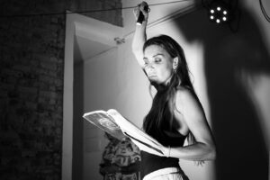 Joana Solnado Instagram - Partilhamos alguns dos muitos momentos luminosos do dia do lançamento do livro AQUÁRIO de Marlene Barreto na Casa da Escada Colorida no Rio de Janeiro, atividade integrada no projeto Teoria do Pessimismo. 

A Teoria do Pessimismo em parceria com a Casa da Escada Colorida abriu as portas com uma leitura dramatizada, da qual fizeram parte Joana Solnado, Marlene Barreto e Roberto Rodrigues acompanhades do jogo de luzes de Dianny e da criação musical de Brina Costa . O pensamento do espaço cénico é de Agostinho de Mello e Marlene Barreto e a assistência de produção é de Madalena Palmeirim e Angela Costa..

Os créditos de grande parte destas belas imagens são de Madalena Palmeirim.

Seguiu-se a apresentação do livro Aquário de Marlene Barreto que contou com a presença de Brume Dezembro, antropóloga e pesquisadora transfeminista e ainda Dayana Gusmão, Cria Maré e Fundadora da Coletiva Lésbica da Maré. 

E para fechar em grande o Show Margens de Brina Costa, Madalena Palmeirim com participação de Paulo Mutti. Uma partilha de repertório original que fez subir a energia na Casa da Escada Colorida.

Com este primeiro dia iniciámos, assim a intervenção “Performando o Futuro” do qual farão parte uma série de atividades culturais e de acesso gratuito na cidade do RJ.