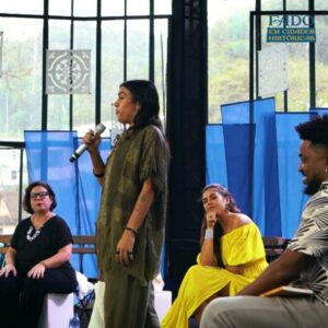 Joana Solnado Instagram - O Palácio de Cristal recebeu o nosso Sarau Decolonial com a participação de @vivivasconcelos1603, @joanasolnadoficial, @winonaevelyn_ e @raymundojonathan, com mediação de @nikitallerena_ .📖

Foi uma tarde de poesias e debates sobre temas que abordam o pensamento e a prática da Decolonialidade. ✊🏼 Arraste pro lado e confira alguns momentos especiais que separamos pra vocês! 

📷 @evaldomacedofotos

#FadoemCidadesHistoricas #FadoBrasil #Fado #LusoBrasileiro #SarauDecolonial #SarauDePoesia
