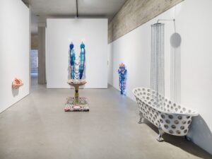 Joana Vasconcelos Instagram - Visit König Galerie and experience the surrealist bathroom crafted by Joana Vasconcelos. Dive into the thought-provoking world of one of her latest creations, ‘Flood,’ where the artist explores the paradox of abundance amidst scarcity.

🚿🚿🚿

Visite a König Galerie para conhecer a casa de banho surrealista criada por Joana Vasconcelos e mergulhar no mundo de uma das suas últimas criações, “Flood”, onde a artista explora o paradoxo da abundância no meio da escassez.

📸 © Roman Marz - Courtesy König Galerie

@koeniggalerie
#flood #surrealistbathroom #berlin #berlinart #escultura #sculpture #joanavasconcelos #artecontemporanea #contemporaryart #art #arte