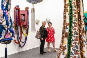 Joana Vasconcelos Instagram - Agradecemos a todos que estiveram presentes na ARCOlisboa 2024 e visitaram o stand da Galeria Baró. Local onde foi lançado O Caderno da Minha Vida n°14 pela Editora Urucum.

Em breve, novidades sobre a artista e a galeria.

🧶🧶🧶

We would like to thank everyone who attended ARCOlisboa 2024 and visited Galeria Baró’s stand. Where O Caderno da Minha Vida n°14 was launched by Editora Urucum.

Further news about the artist and the gallery will follow very soon.

📸 @lionelbalteiro 

@barogaleria @feriaarco @urucumeditora
#arcolisboa24 #barogaleria #dior #textileart #artetextil #artandfashion #arteemoda #escultura #sculpture #joanavasconcelos #artecontemporanea #contemporaryart #art #art