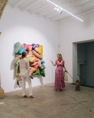 Joana Vasconcelos Instagram - Throwback to the vibrant opening of Joana Vasconcelos’ first solo exhibition at Baró Galeria! Be sure to visit the artworks on display in Palma de Mallorca until the end of August.

☀️☀️☀️

Recordamos a inauguração da primeira exposição individual de Joana Vasconcelos na Baró Galeria! Não deixe de visitar as obras de arte apresentadas em Palma de Maiorca até ao final de agosto.

📸 © @grimaltdeblanch

@barogaleria @artpalmacontemporani
#barogaleria #palmademallorca #artpalma #textileart #artetextil #artandfashion #arteemoda #escultura #sculpture #joanavasconcelos #artecontemporanea #contemporaryart #art #arte