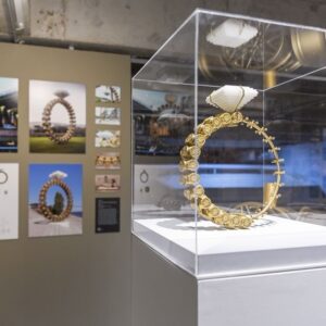 Joana Vasconcelos Instagram - Entre na Sala das Maquetes da exposição “Extravagâncias” no Museu Oscar Niemeyer e descubra a ligação entre as artes plásticas e a arquitetura nas obras de Joana Vasconcelos. Uma oportunidade única para conhecer as maquetes expostas no museu que celebra o legado de Oscar Niemeyer, um dos grandes nomes da arquitetura. Até 22 de setembro no MON.

📐📐📐

Enter the Models Room of the “Extravagances” exhibition at the Oscar Niemeyer Museum and discover the connection between visual arts and architecture in Joana Vasconcelos’ artworks. A unique opportunity to see the models exhibited in the museum that celebrates the legacy of Oscar Niemeyer, one of the biggest names of architecture. Until 22 September at MON.

📸 @lionelbalteiro
@museuoscarniemeyer @julianavosnika @marcpottierart #extravagancias #exposicao #exhibition #joanavasconcelos #escultura #sculpture #joanavasconcelos #artecontemporanea #contemporaryart #art #arte