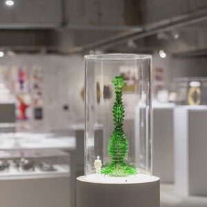 Joana Vasconcelos Instagram - Entre na Sala das Maquetes da exposição “Extravagâncias” no Museu Oscar Niemeyer e descubra a ligação entre as artes plásticas e a arquitetura nas obras de Joana Vasconcelos. Uma oportunidade única para conhecer as maquetes expostas no museu que celebra o legado de Oscar Niemeyer, um dos grandes nomes da arquitetura. Até 22 de setembro no MON.

📐📐📐

Enter the Models Room of the “Extravagances” exhibition at the Oscar Niemeyer Museum and discover the connection between visual arts and architecture in Joana Vasconcelos’ artworks. A unique opportunity to see the models exhibited in the museum that celebrates the legacy of Oscar Niemeyer, one of the biggest names of architecture. Until 22 September at MON.

📸 @lionelbalteiro
@museuoscarniemeyer @julianavosnika @marcpottierart #extravagancias #exposicao #exhibition #joanavasconcelos #escultura #sculpture #joanavasconcelos #artecontemporanea #contemporaryart #art #arte