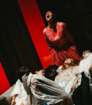 Joana de Verona Instagram - Guys in town  D'ONT MISS this! ❤️‍🔥💥🔥
@seteportaresbem.teatro 
"Se te portares bem, vamos ao McDonald's!" do muitíssimo talentoso @mariojbcoelho com uma equipa e elenco deslumbrantes. Em cena no @teatro_iberico até 20 Maio.
Do absurdo, à profunda tristeza num envolcro de comédia gorr, a passar pela tragicomédia com pinceladas de um nonsense cinematográfico, com jogos teatrais muito bem sustentados por cabeças e corpos sensíveis/ inteligentes. 
Um texto maravilhoso e uma certeira encenação. 
Caso para dizer, uma família comovente e hilariante com tudo o que um caos familiar deve ter.
Um dos melhores espetáculos que vi nos últimos tempos.
Feito por pessoas jovens, pessoas amigas!! 
Felicidade e orgulho! 
Parabéns a Tods !!!! 
NÃO PERCAM!!!!!!

Ph @anaviotti_