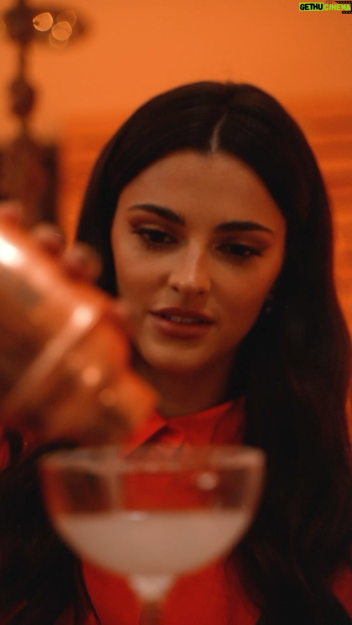 Joana Aguiar Instagram - Há dias especiais e o Internacional da Margarita é um deles! 🍸 Aceitei o convite de @cointreau e @josecuervo.pt e fui ao @restaurantecontrabando aprender a produzir a Margarita perfeita, a Marga-right! 🧡💙 E tu? Já tens a receita contigo? É que, a Margarita without Cointreau is not worth its salt. ✨ Sê responsável. Bebe com moderação. #Cointreau #JoseCuervo #DiaInternacionalMargarita #pub