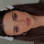 Joana Aguiar Instagram - Os tons que não falham nesta altura do ano 🦩 Produtos utilizados: Pele: - @daveia Hyal Glow Creme (a amar !!) - @lieracportugal Dioptiride Creme de Olhos Corretor Anti-Rugas - @guerlain Terracotta Le Teint - @milkmakeup @sephoraportugal Sculpt Stick -blush: Eau à Lèvres @clarinsportugal -batom: L’Absolu Rouge Cream 264 @lancomeofficial - @clarinsportugal Lip Comfort Oil - @nablacosmetics - lip liner @kitchenmakeup - *Side by Side #4 - @armanibeauty @lorealportugal Sheer de fluido iluminador , 07 -Gimme Brow @benefitcosmeticsportugal Gel para Sobrancelhas Super Glue Brow @catrice.cosmetics @if_comunicacao - olhos: Armani Eye Tint @armanibeauty @lorealportugal , 22 581 - máscara pestanas: 1 - Obsidian Black @armanibeauty