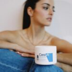 Joana Aguiar Instagram - Embaixadora. Este ano gostava de ter mais tempo para fotografar e comunicar de forma mais original. O Creme Hidratante da #CeraVe é o meu favorito para quando estou a gravar ou fotografar durante todo o dia. Com 3 ceramidas essenciais e ácido hialurónico oferecem a hidratação que preciso para ter a pele sempre hidratada. @ceraveportugal #ceravept #ceralover #moisturizelikeaderm