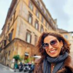 Joana Cruz Instagram - Já não vinha aqui há uns anos, mas claramente que o truque de atirar a moeda na Fontana di Trevi resulta para se voltar a Roma😁 Entretanto, o calendário romano é capaz uma boa aquisição para já marcar as férias de 2025... só por isso, nada mais!😎 De resto, é muito comer, andar e amar la bella città! ➿️ ➿️ #roma #cappuccino #fontanaditrevi #italia #italy #truffle #campodifiore #pantheon #piazzadispagna