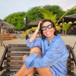 Joana Cruz Instagram - Desde manhã até ao sol se pôr de um lado, a lua do outro e esperar pela manhã do dia seguinte 🧡🤍 Num sítio que se chama Carpe Diem, é só isso que se quer e não fica difícil 🫠 lembrar que é para aproveitar o dia de hoje, amanhã e por aí vai... 🏖🌅 #carpediem #caboledo #angola #beachday #girls