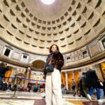 Joana Cruz Instagram - Já não vinha aqui há uns anos, mas claramente que o truque de atirar a moeda na Fontana di Trevi resulta para se voltar a Roma😁 Entretanto, o calendário romano é capaz uma boa aquisição para já marcar as férias de 2025... só por isso, nada mais!😎 De resto, é muito comer, andar e amar la bella città! ➿️ ➿️ #roma #cappuccino #fontanaditrevi #italia #italy #truffle #campodifiore #pantheon #piazzadispagna