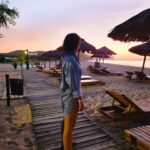 Joana Cruz Instagram - Desde manhã até ao sol se pôr de um lado, a lua do outro e esperar pela manhã do dia seguinte 🧡🤍 Num sítio que se chama Carpe Diem, é só isso que se quer e não fica difícil 🫠 lembrar que é para aproveitar o dia de hoje, amanhã e por aí vai... 🏖🌅 #carpediem #caboledo #angola #beachday #girls