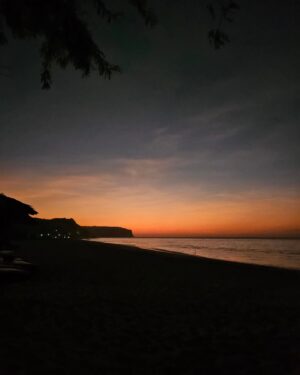 Joana Cruz Instagram - Desde manhã até ao sol se pôr de um lado, a lua do outro e esperar pela manhã do dia seguinte 🧡🤍 Num sítio que se chama Carpe Diem, é só isso que se quer e não fica difícil 🫠 lembrar que é para aproveitar o dia de hoje, amanhã e por aí vai... 🏖🌅 #carpediem #caboledo #angola #beachday #girls