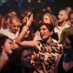Joana Cruz Instagram - Ainda há bocado era sexta-feira e estava a dançar como se ninguém estivesse a ver. E não estava, na verdade, menos a @sarahawkkk que topou uma bailarina a partir chão da festa do 'Anda Paula' 😅 A responsabilidade do empenho nos passos pode eventualmente ser dos brindes que antecederam o momento 🥸 Sendo assim, resta-me desejar boa semana e até ao próximo bailarico! ✨️✨️✨️✨️✨️✨️✨️ #andapaula #fridaynight