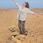 Joana Cruz Instagram - Rock balancing. Nunca tinha feito, mas o monte já lá estava e, para ser, é à grande. Isto com um calhauzão ou corre muito mal, ou... wait and see... Não te aconselho a fazeres isto fora de Angola. 😅😅 #namibe #rockbalancing #angola