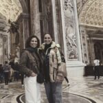 Joana Cruz Instagram - Dia de anos do papá que faria 72. Há 4 que não comemoramos juntos, mas as filhas e a neta fizeram a festa em família, com a bênção do Papa Francisco e um copo de vino rosso, como o Sr. Cruz gostaria. E um inesperado 'Father and Son' ao cair da noite em frente ao Panteão de Roma, relembra que a comemoração acontecerá sempre nos nossos corações e ele anda por perto para celebrar 🤍 Parabéns Papi 🤍