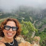 Joana Cruz Instagram - A Serra da Leba por entre espaços de nevoeiro, pés molhados na cascata, visita ao Arco no meio do deserto, a subida às Colinas e a planta carnívora welwitschia mirabilis que eu tive medo que me comesse 😅😅, o Namibe é lindo de se ver✨️💛 E há paisagens que só mesmo ao vivo é que atravessam o coração, mas vou fazendo por aqui o que posso 🤩 #namibe #angola