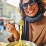 Joana Cruz Instagram - Em Roma, sê romano e, claramente, que quis ser logo tudo de uma vez num só dia na parte gastronómica, sobretudo 🙄 🤌 Valha-nos a contagem de passos diários para tirar o peso da culpa das coxas🫣 〽️ 〽️ 〽️ #roma #colloseo🇮🇹 #colloseumrome🇮🇹 #coliseu #coliseum #tonarello #carbonara #pannacotta🍮 #tiramisu #gelato #panthéon #trastevere #aperolspritz #tibre #coffee