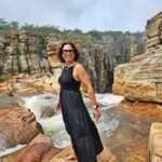 Joana Cruz Instagram - A Serra da Leba por entre espaços de nevoeiro, pés molhados na cascata, visita ao Arco no meio do deserto, a subida às Colinas e a planta carnívora welwitschia mirabilis que eu tive medo que me comesse 😅😅, o Namibe é lindo de se ver✨️💛 E há paisagens que só mesmo ao vivo é que atravessam o coração, mas vou fazendo por aqui o que posso 🤩 #namibe #angola