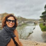 Joana Cruz Instagram - Em Roma, sê romano e, claramente, que quis ser logo tudo de uma vez num só dia na parte gastronómica, sobretudo 🙄 🤌 Valha-nos a contagem de passos diários para tirar o peso da culpa das coxas🫣 〽️ 〽️ 〽️ #roma #colloseo🇮🇹 #colloseumrome🇮🇹 #coliseu #coliseum #tonarello #carbonara #pannacotta🍮 #tiramisu #gelato #panthéon #trastevere #aperolspritz #tibre #coffee