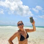 Joana Cruz Instagram - Dito e feito: não largo este copo nem por nada.😎 Quanto ao conteúdo, a informação não é secreta, porém tão variada que não vale a pena explorar o assunto. O que é certo é que estou fã do "copo ideal para o tudo incluído que mantém a bebida fresca por mais de 4 horas". Como se precisasse de tanto tempo😅 #mexico #vacation #tulum #cataloniaroyaltulum