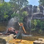 Joana Cruz Instagram - Dia de abrir as asinhas e abraçar o Lubango. A cascata da Huíla e a Fenda da Tundavala que deixa qualquer um ser ar por alguns segundos, tal a beleza da vista 😍 O mundo consegue ser um lugar bem bonito!🤍💚 #lubango #cascatadahuila #cristorei #fendadatundavala #angola