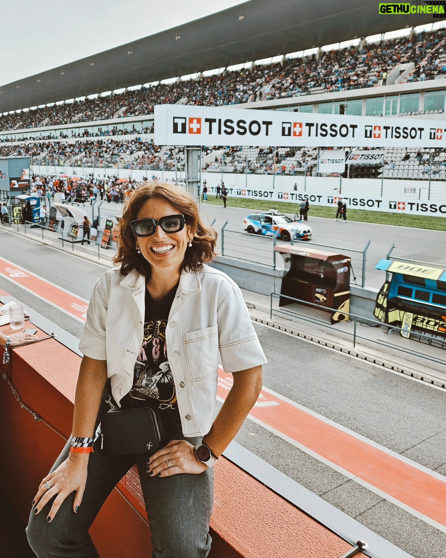 Joana Cruz Instagram - A emoção da velocidade do Moto GP e das fotos que o menino @rodgomes gosta de me tirar para me emocionar ainda mais, mas noutro sentido🙄 #motogp #algarve #allgarve #autodromo