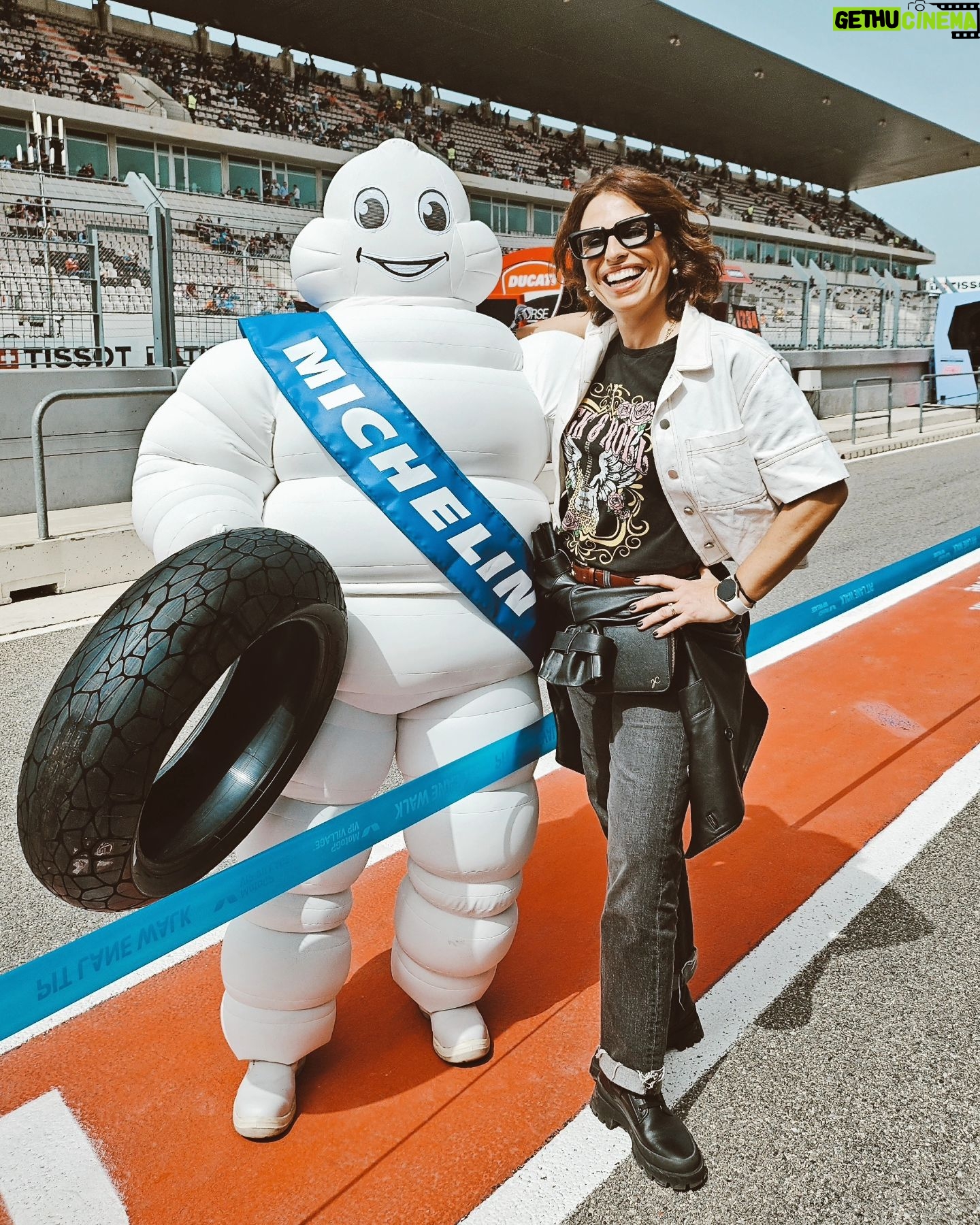 Joana Cruz Instagram - A emoção da velocidade do Moto GP e das fotos que o menino @rodgomes gosta de me tirar para me emocionar ainda mais, mas noutro sentido🙄 #motogp #algarve #allgarve #autodromo