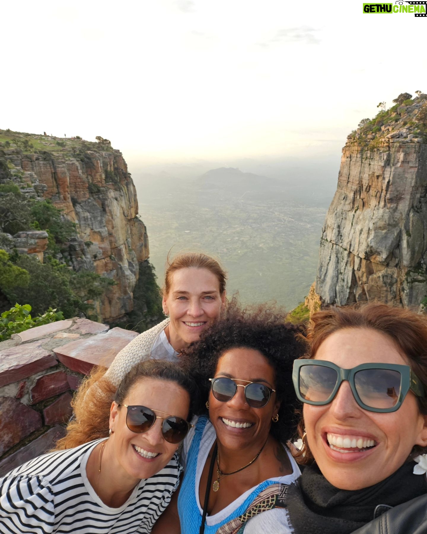Joana Cruz Instagram - Dia de abrir as asinhas e abraçar o Lubango. A cascata da Huíla e a Fenda da Tundavala que deixa qualquer um ser ar por alguns segundos, tal a beleza da vista 😍 O mundo consegue ser um lugar bem bonito!🤍💚 #lubango #cascatadahuila #cristorei #fendadatundavala #angola