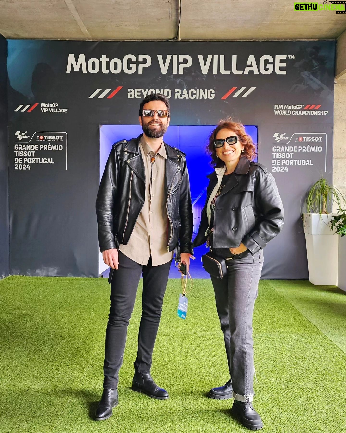 Joana Cruz Instagram - A emoção da velocidade do Moto GP e das fotos que o menino @rodgomes gosta de me tirar para me emocionar ainda mais, mas noutro sentido🙄 #motogp #algarve #allgarve #autodromo
