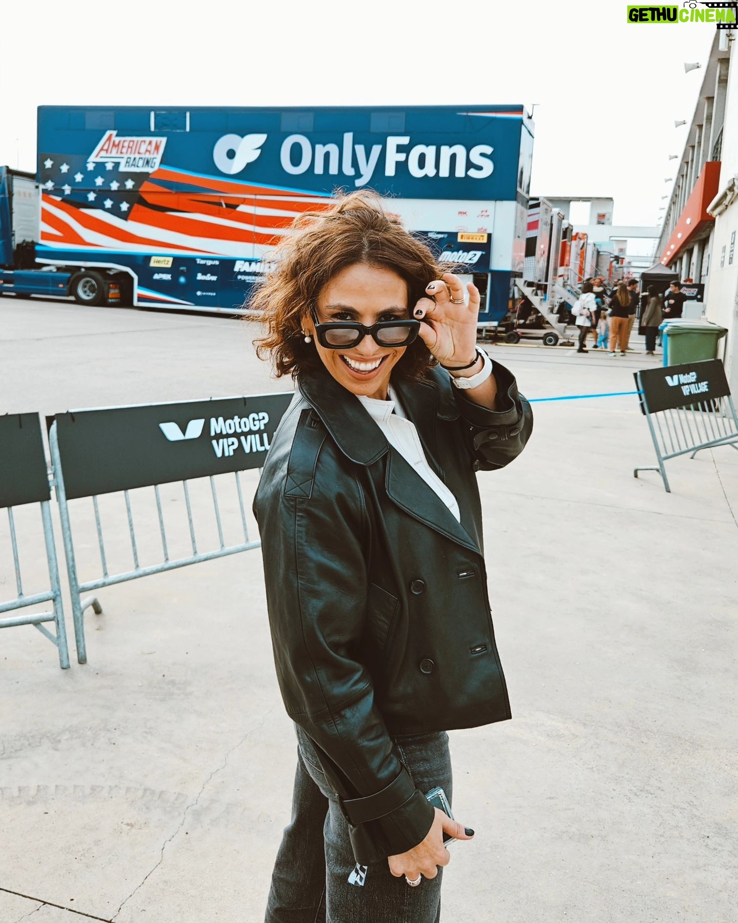 Joana Cruz Instagram - A emoção da velocidade do Moto GP e das fotos que o menino @rodgomes gosta de me tirar para me emocionar ainda mais, mas noutro sentido🙄 #motogp #algarve #allgarve #autodromo
