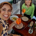 Joana Cruz Instagram - Ainda há bocado era sexta-feira e estava a dançar como se ninguém estivesse a ver. E não estava, na verdade, menos a @sarahawkkk que topou uma bailarina a partir chão da festa do 'Anda Paula' 😅 A responsabilidade do empenho nos passos pode eventualmente ser dos brindes que antecederam o momento 🥸 Sendo assim, resta-me desejar boa semana e até ao próximo bailarico! ✨️✨️✨️✨️✨️✨️✨️ #andapaula #fridaynight