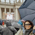 Joana Cruz Instagram - A mágica Praça de S. Pedro onde estive há dias ainda sem conseguir ver ao vivo e a cores o Papa, mas a mensagem que leio sempre nele é a de um homem que quer incluir 'Todos, Todos, Todos'. Haja paz pelo mundo e que comece dentro de cada um de nós🤍 E é de aproveitar bem cada minuto, até porque hoje temos menos uma hora para o fazer 😁 Santa Páscoa 🤍 ⚜️⚜️⚜️⚜️ #roma #rome #piazzasanpietro #vatican #vaticanmuseum #vaticano #pascoa #easter #italia #italy