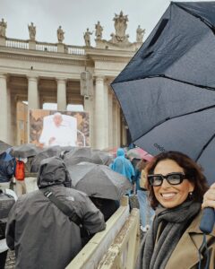 Joana Cruz Instagram - A mágica Praça de S. Pedro onde estive há dias ainda sem conseguir ver ao vivo e a cores o Papa, mas a mensagem que leio sempre nele é a de um homem que quer incluir 'Todos, Todos, Todos'. Haja paz pelo mundo e que comece dentro de cada um de nós🤍 E é de aproveitar bem cada minuto, até porque hoje temos menos uma hora para o fazer 😁 Santa Páscoa 🤍 ⚜️⚜️⚜️⚜️ #roma #rome #piazzasanpietro #vatican #vaticanmuseum #vaticano #pascoa #easter #italia #italy